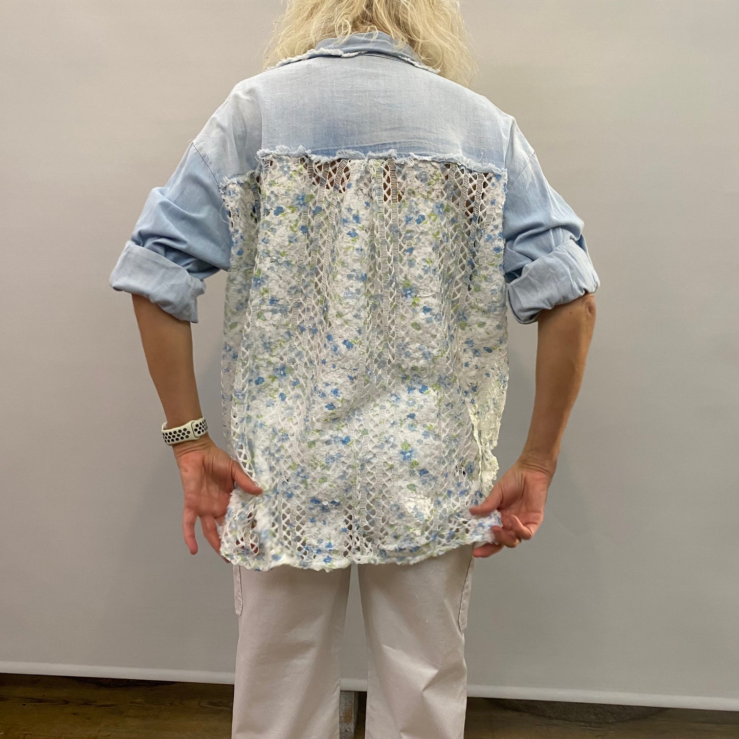 Jeans Bluse mit Spitzenrückenteil
