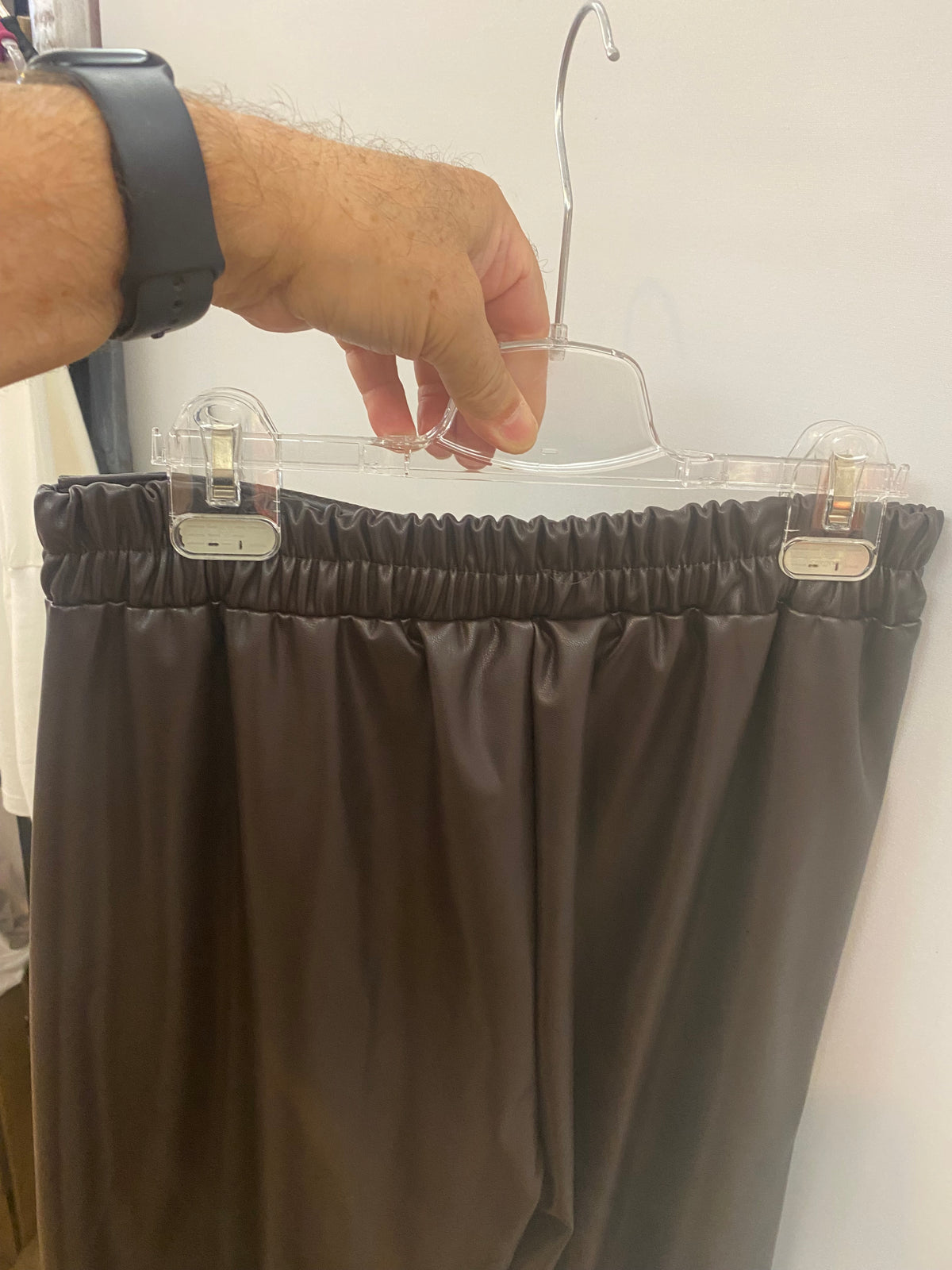 Weite Hose in Lederoptik – modernes Schokobraun