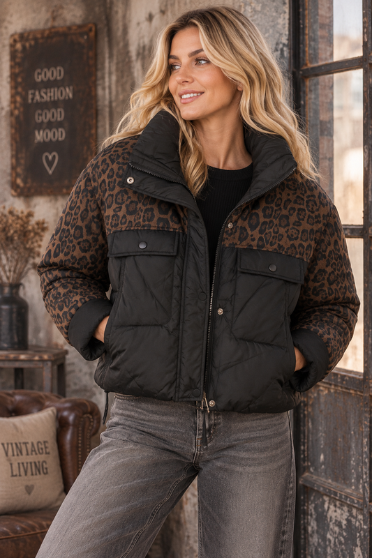 Modische Steppjacke mit Leo-Print