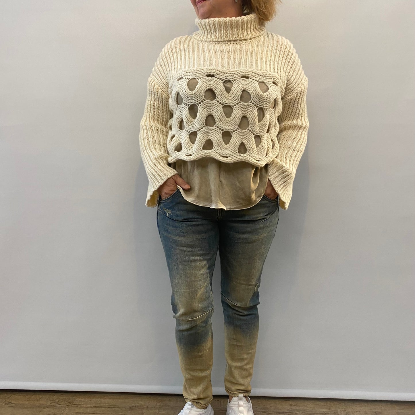 Rollkragenpullover mit Lochmuster in beige