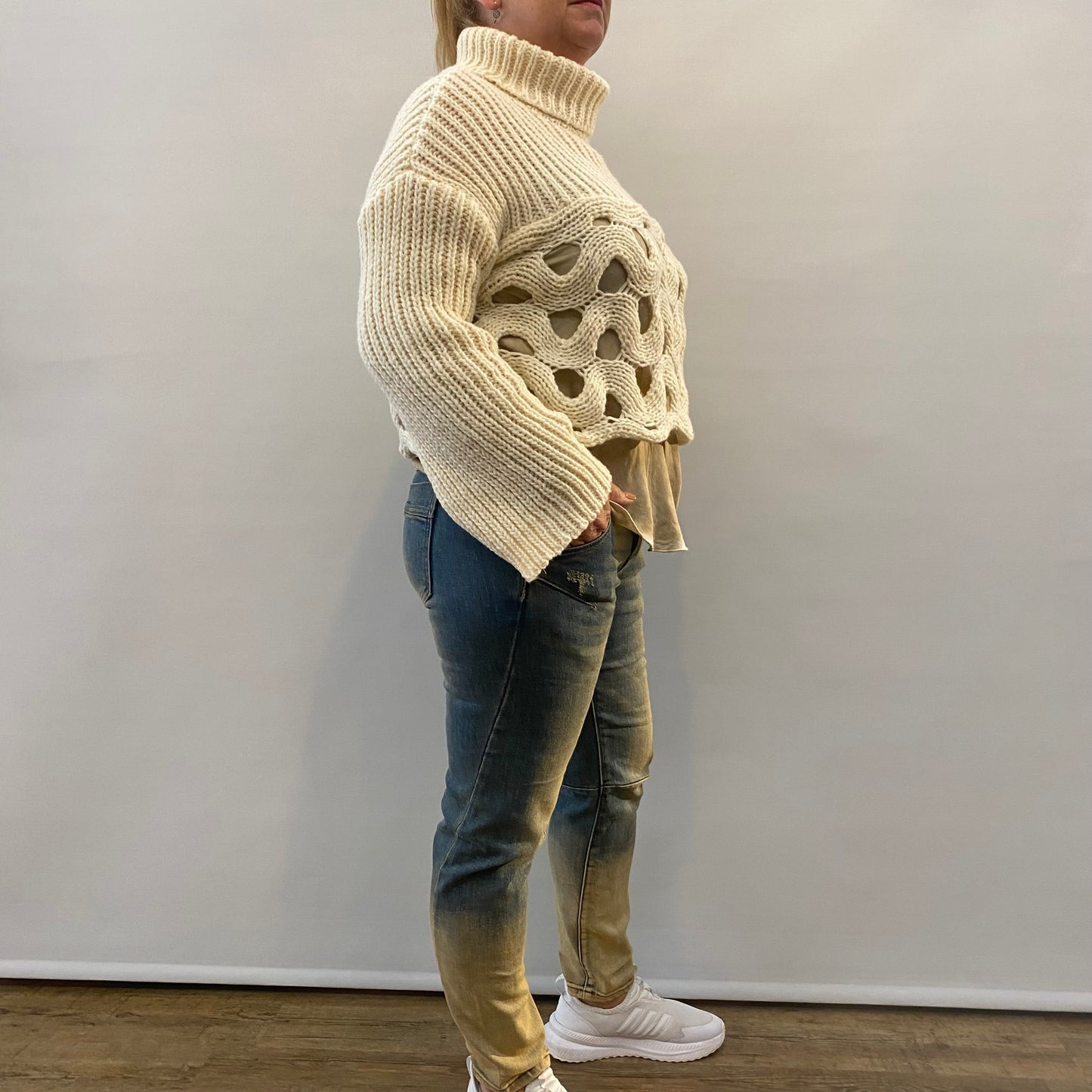 Rollkragenpullover mit Lochmuster in beige