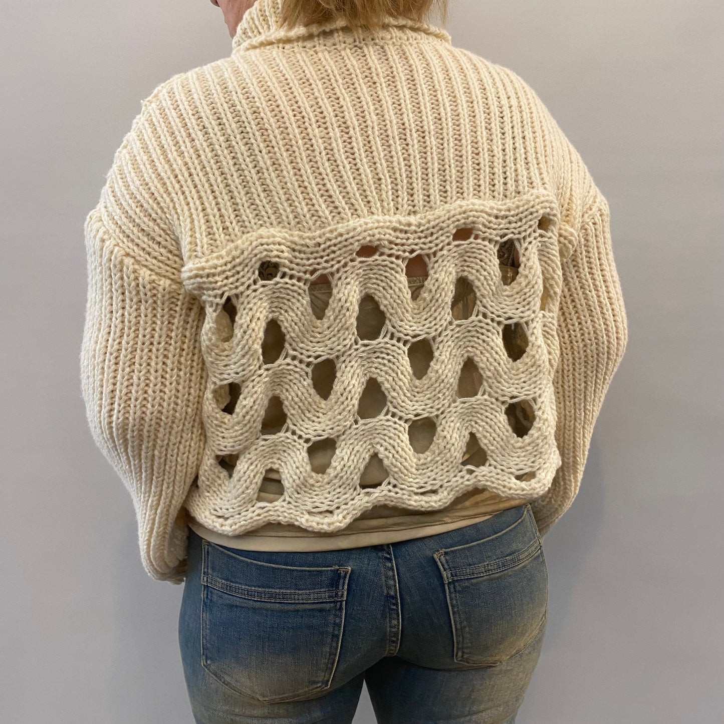 Rollkragenpullover mit Lochmuster in beige