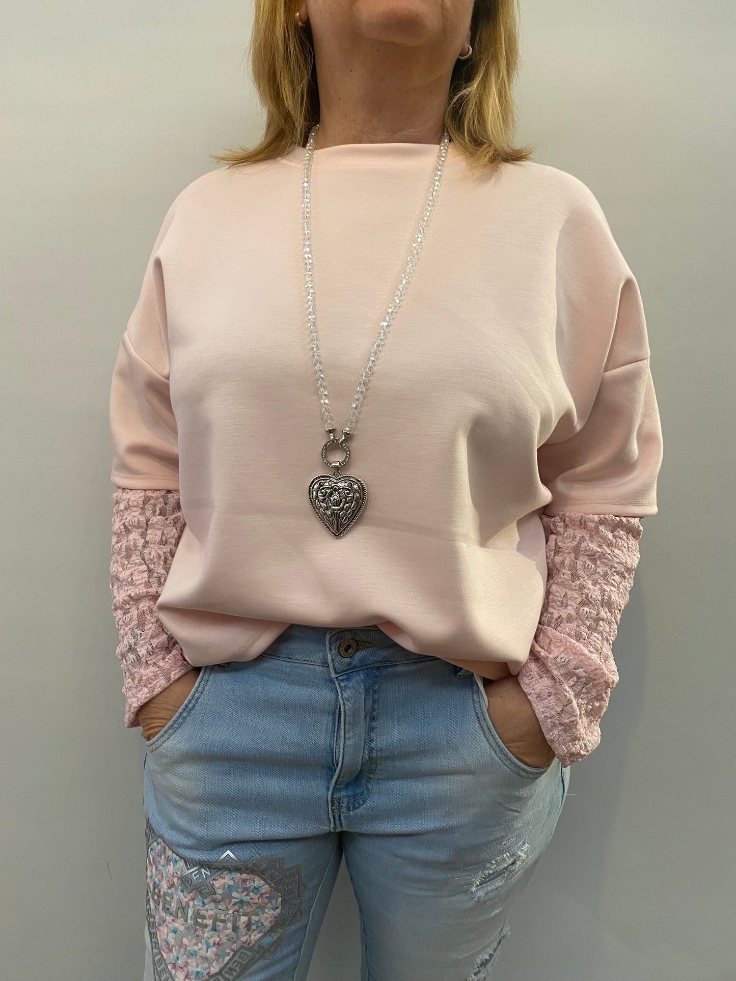 Sweater mit Spitzenärmeln