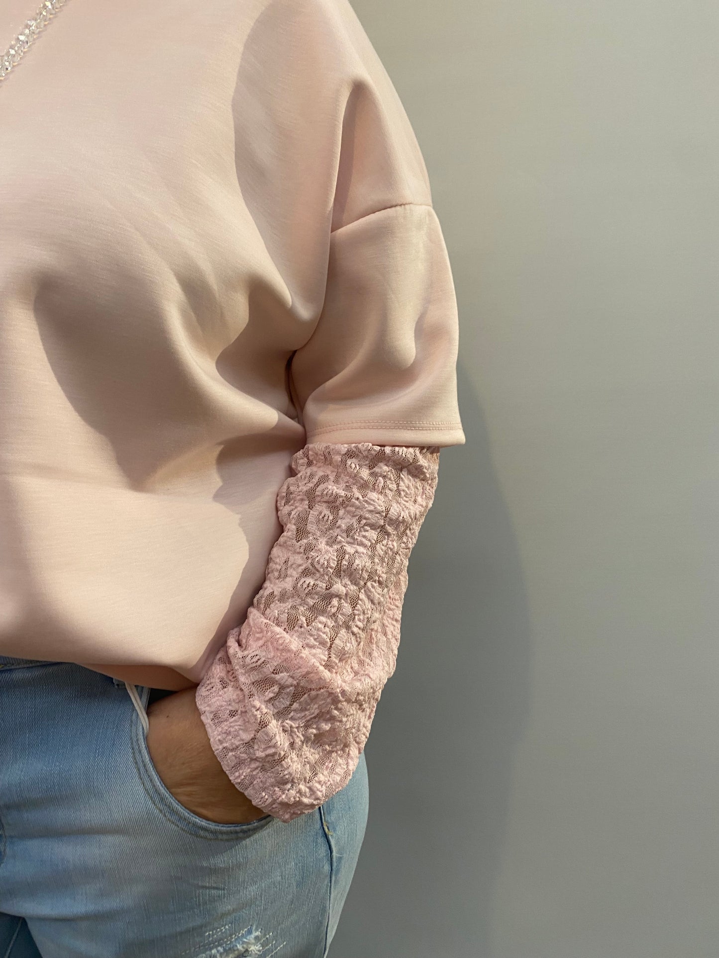 Sweater mit Spitzenärmeln