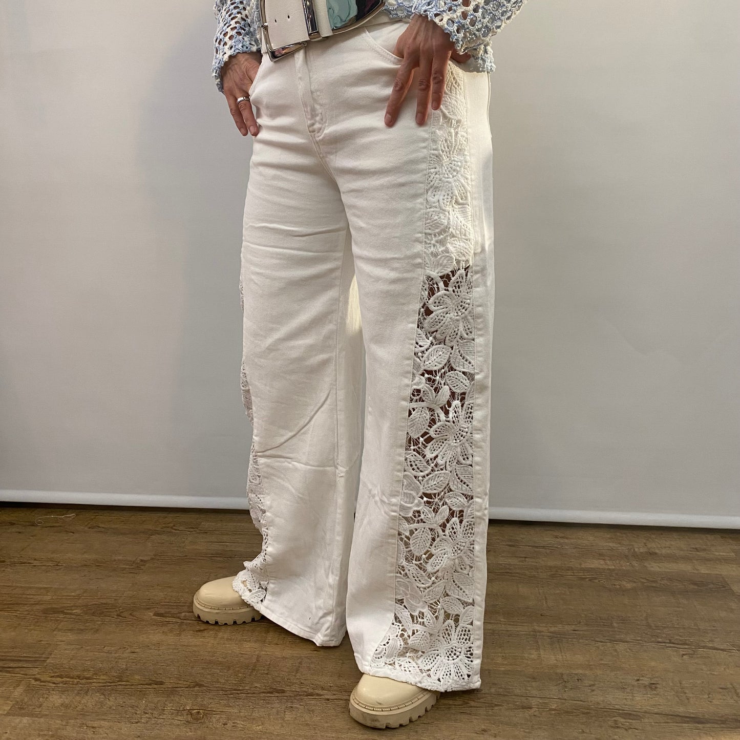 Jeans "Moni" in weiss mit Spitzeneinsatz