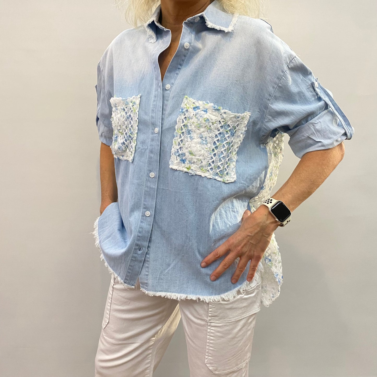 Jeans Bluse mit Spitzenrückenteil