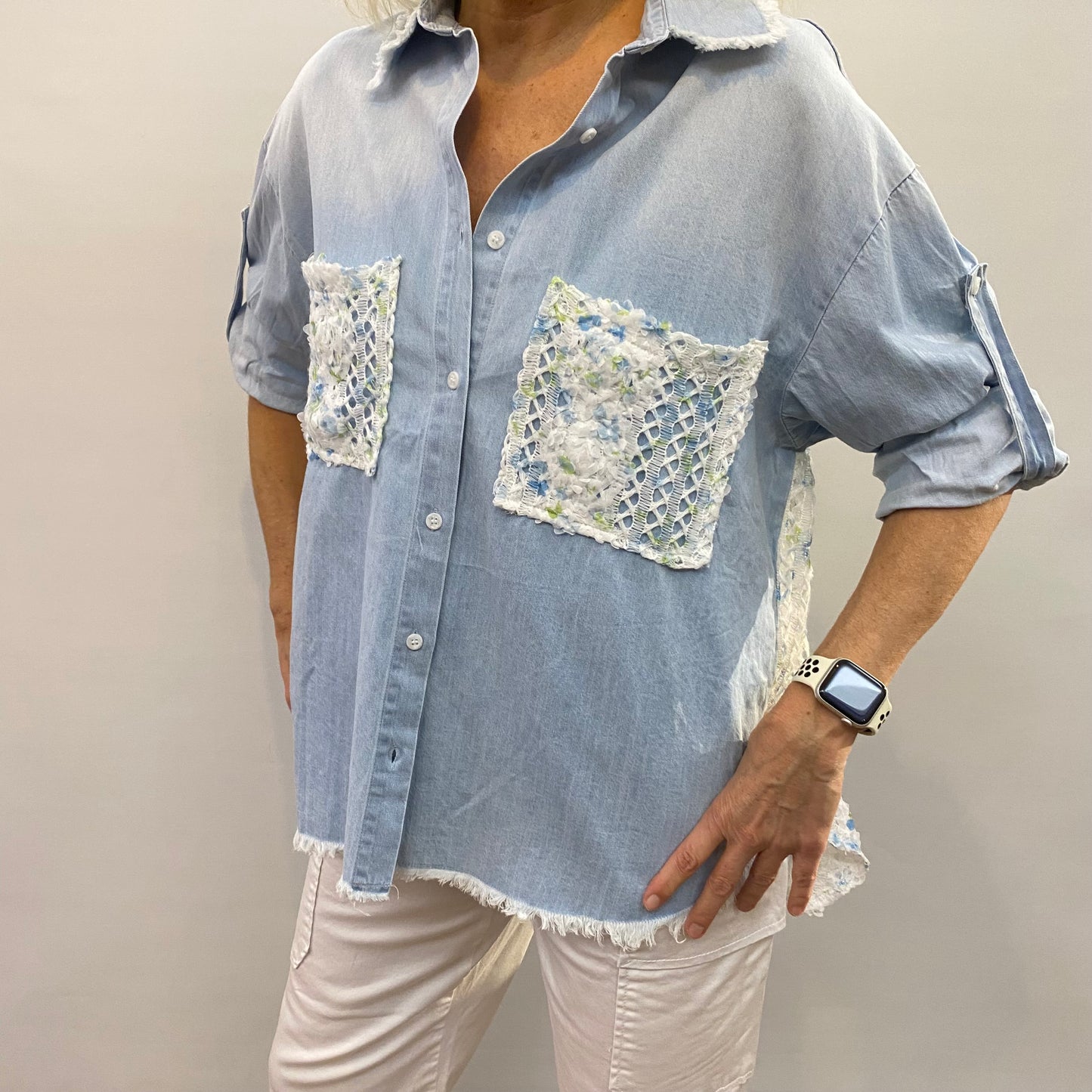 Jeans Bluse mit Spitzenrückenteil
