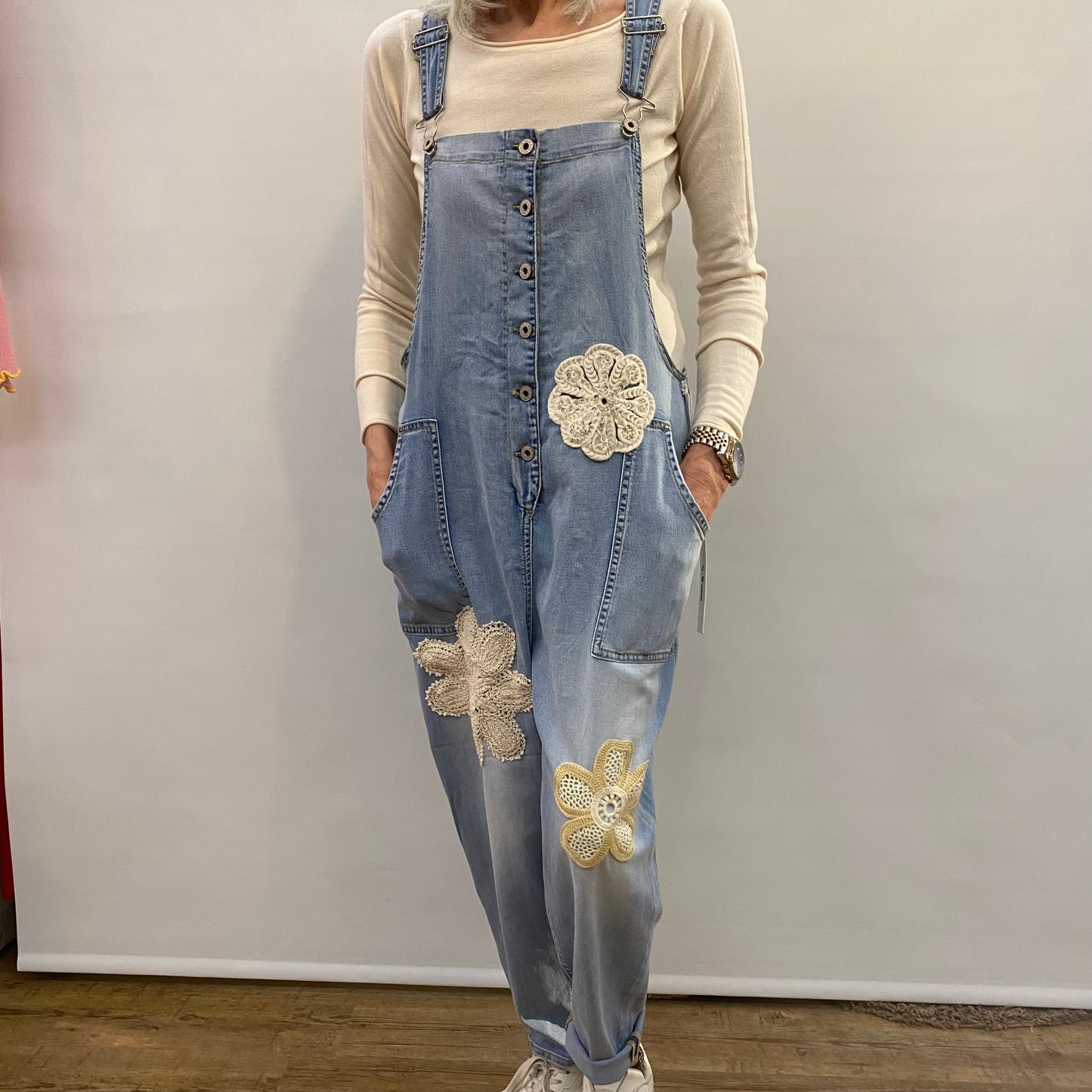 Latzhose "Nati" mit Häkel-Applikationen