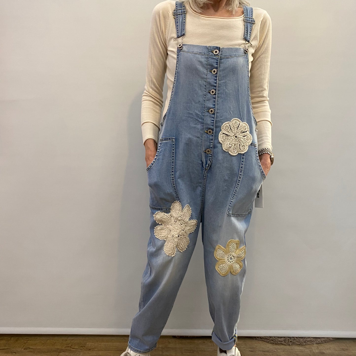 Latzhose "Nati" mit Häkel-Applikationen