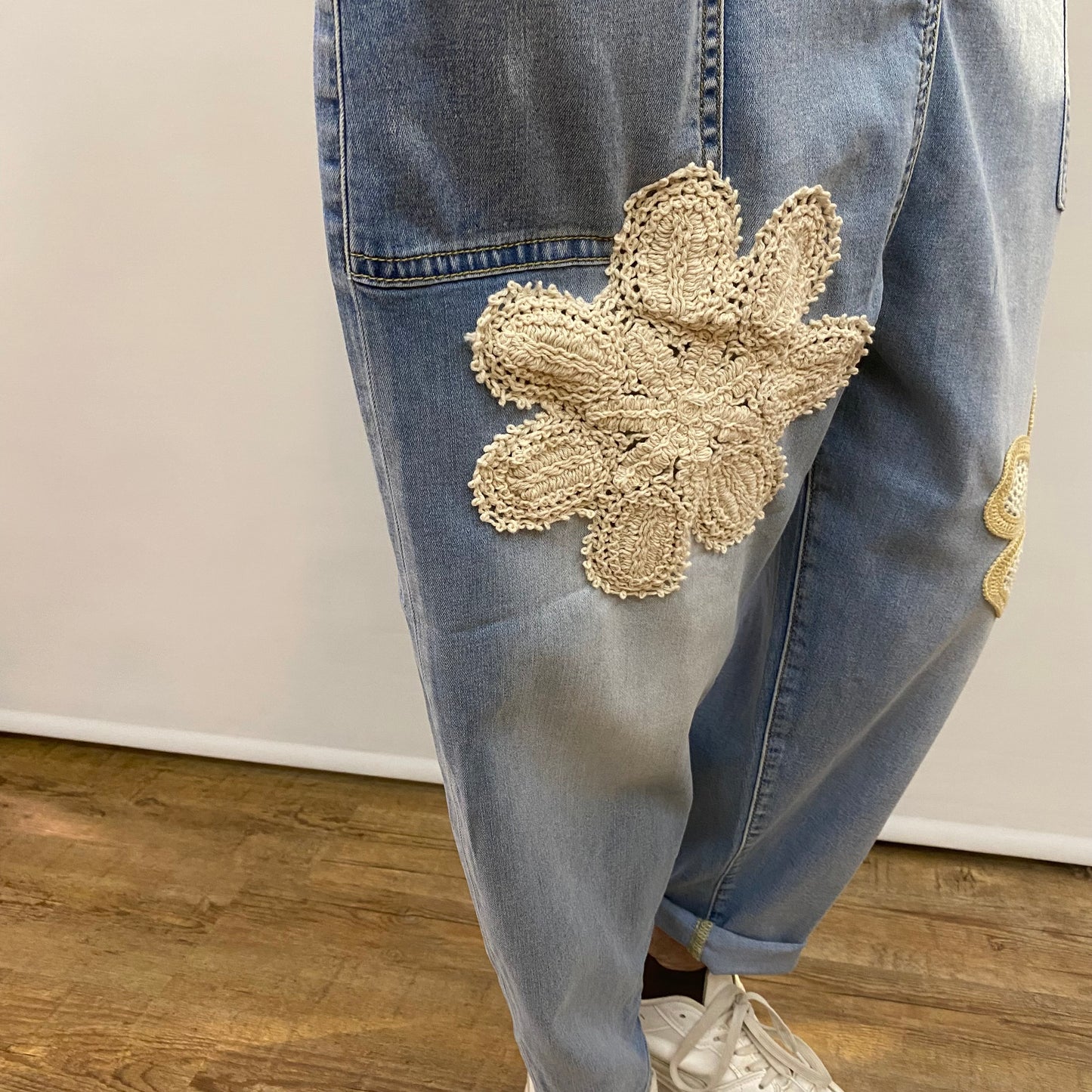 Latzhose "Nati" mit Häkel-Applikationen