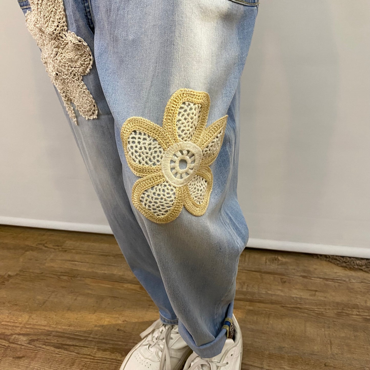 Latzhose "Nati" mit Häkel-Applikationen