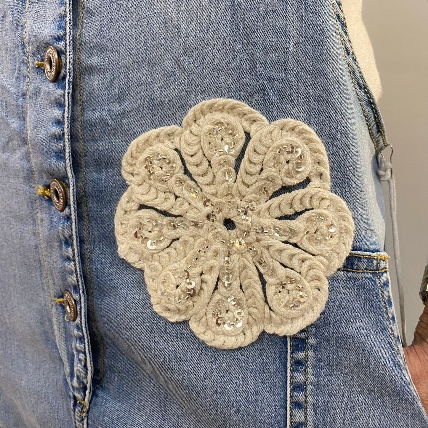 Latzhose "Nati" mit Häkel-Applikationen