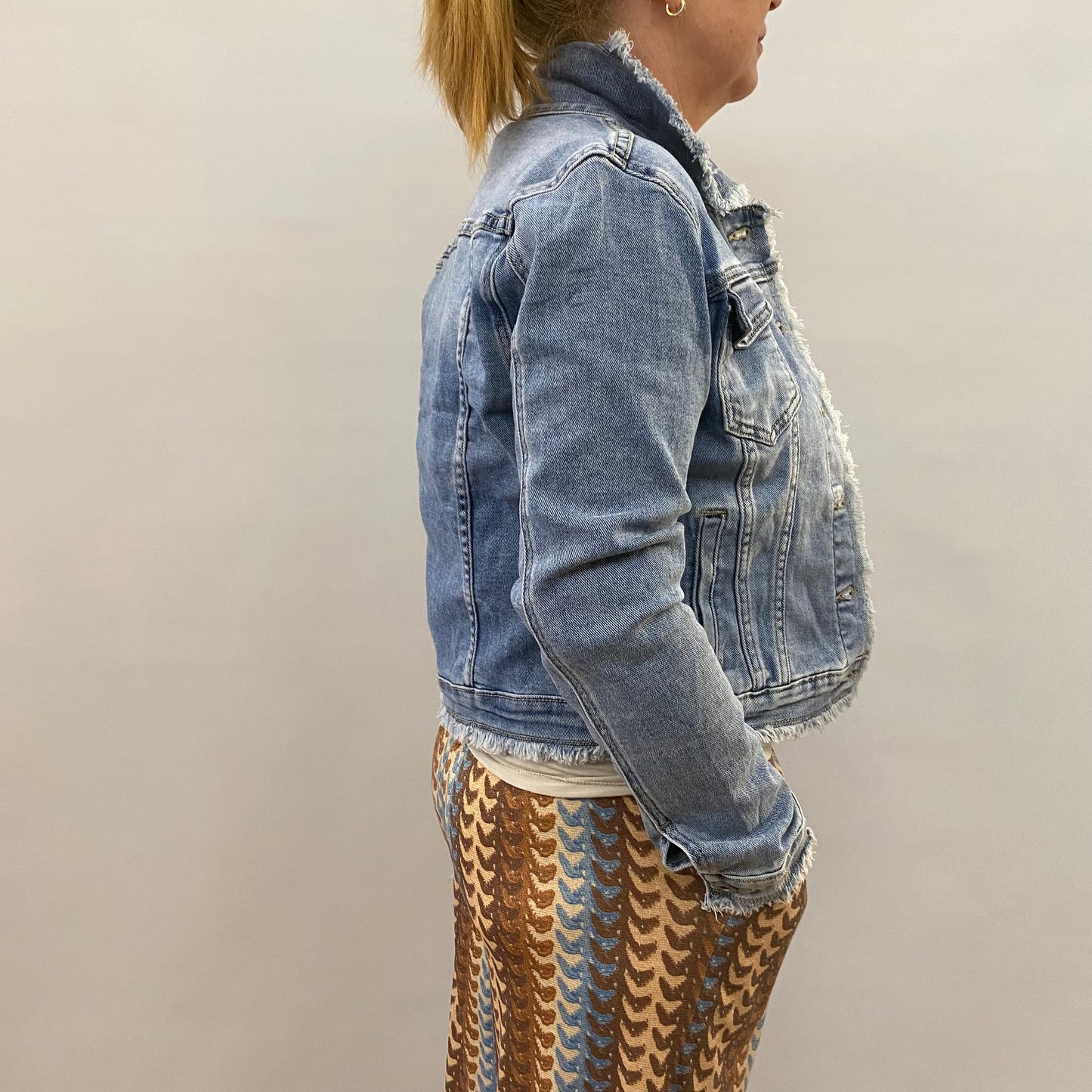 Trendige Jeansjacke mit Fransen-Details