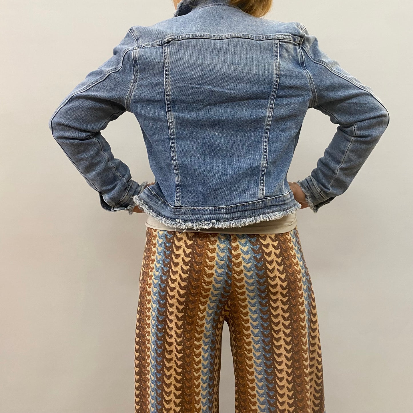 Trendige Jeansjacke mit Fransen-Details