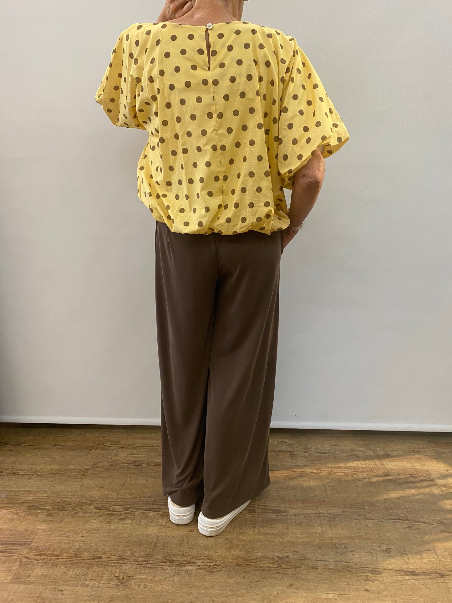 Baumwoll-Bluse mit Punkten – Sonniger Retro-Charme ☀️🤎