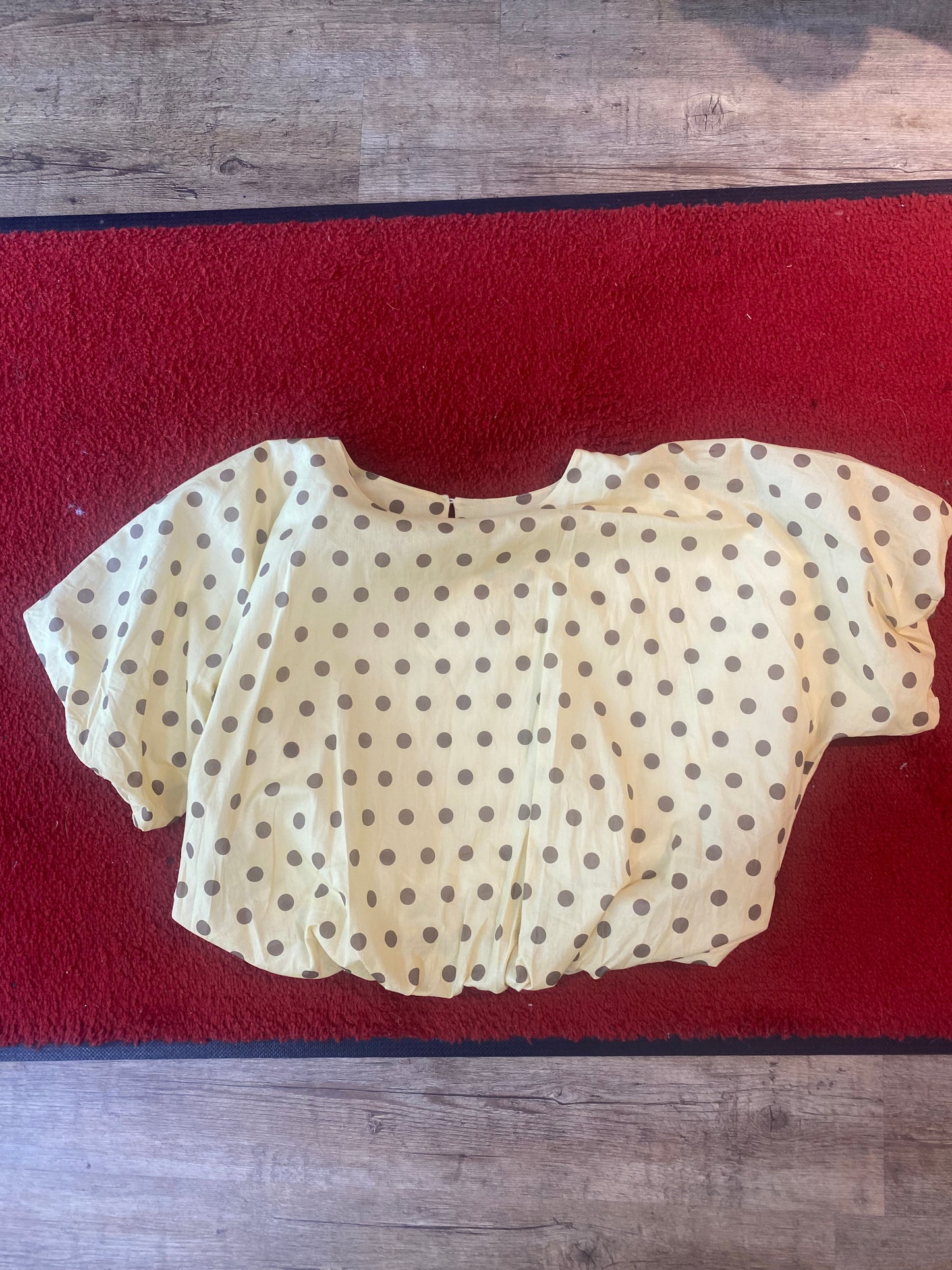 Baumwoll-Bluse mit Punkten – Sonniger Retro-Charme ☀️🤎