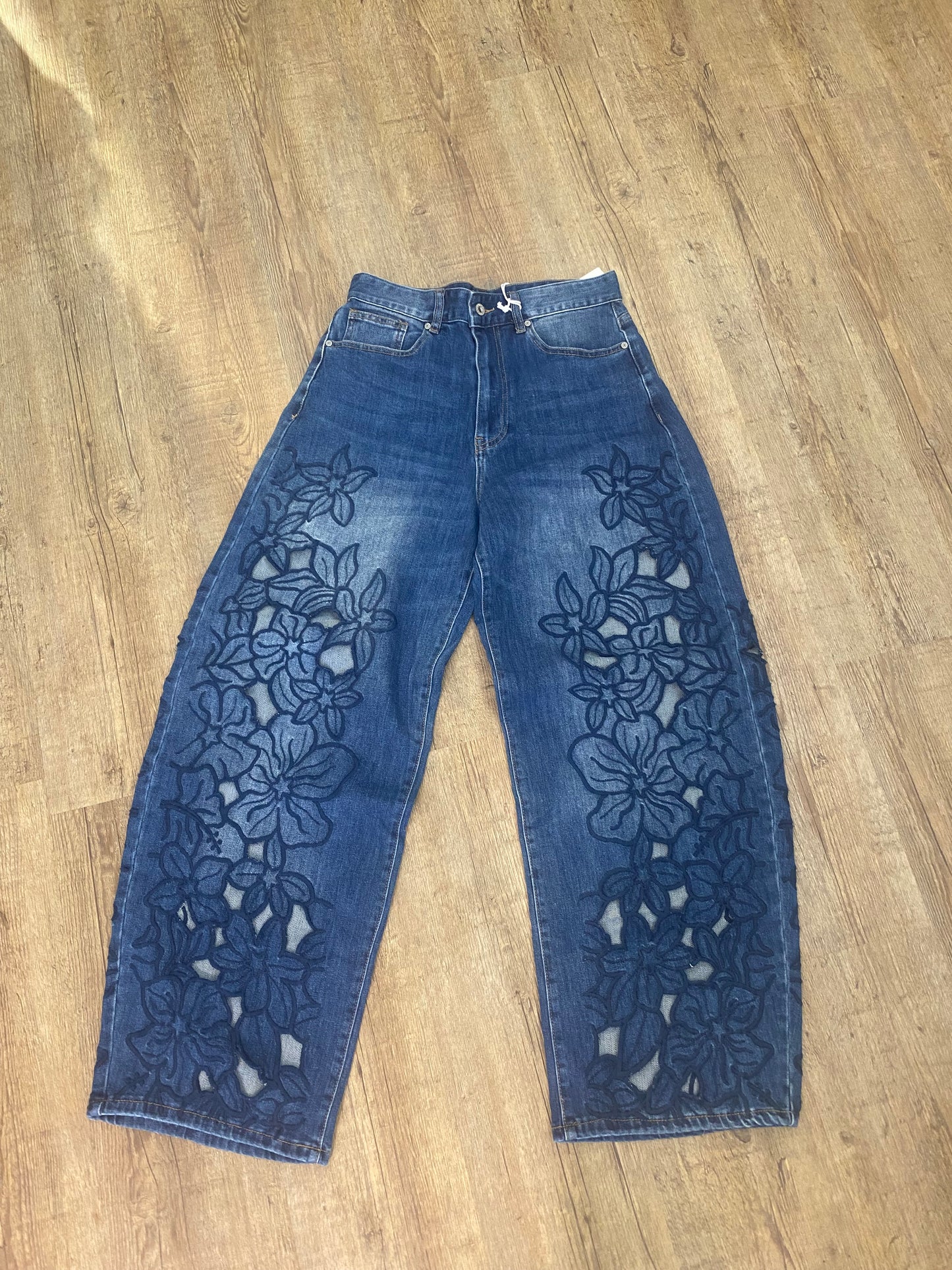 Wide-Leg Jeans mit floralem Cut-Out Design