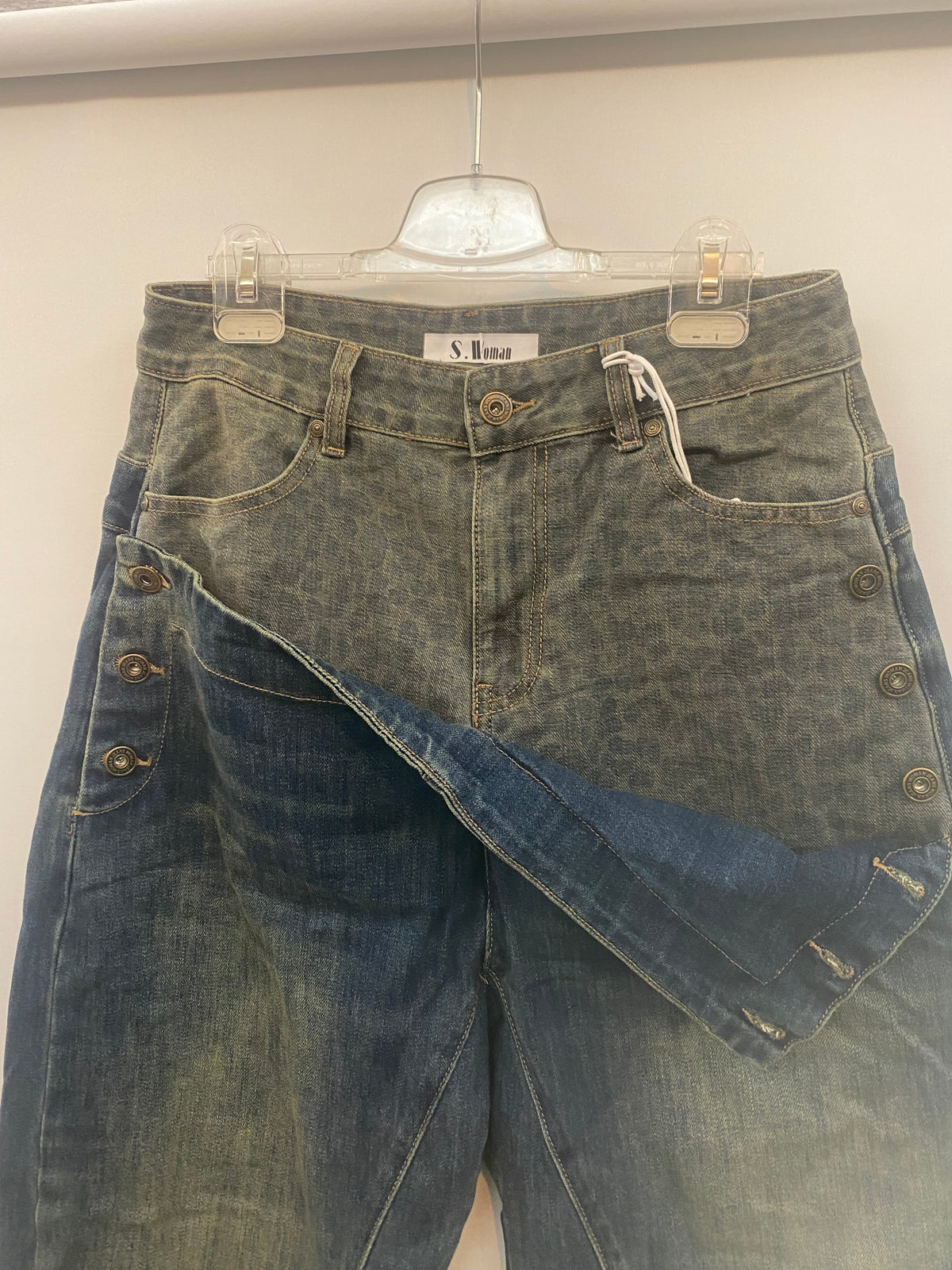 Jeanshose mit Leo-Print – lässig & außergewöhnlich