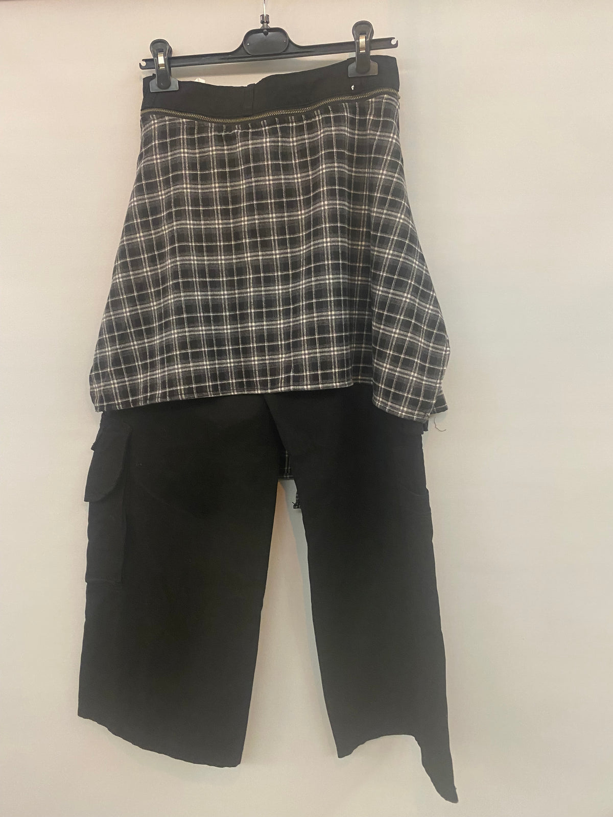 Schwarze Wide-Leg-Cargohose mit Karo-Detail